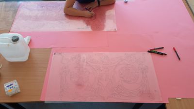 Rozrysowywanie, doszczeg&oacute;łowienie brakujących element&oacute;w kompozycji poprzez nakładanie na siebie kalek zdjętych z kwater o motywach powtarzalnych. Fot. ze zbior&oacute;w autorki